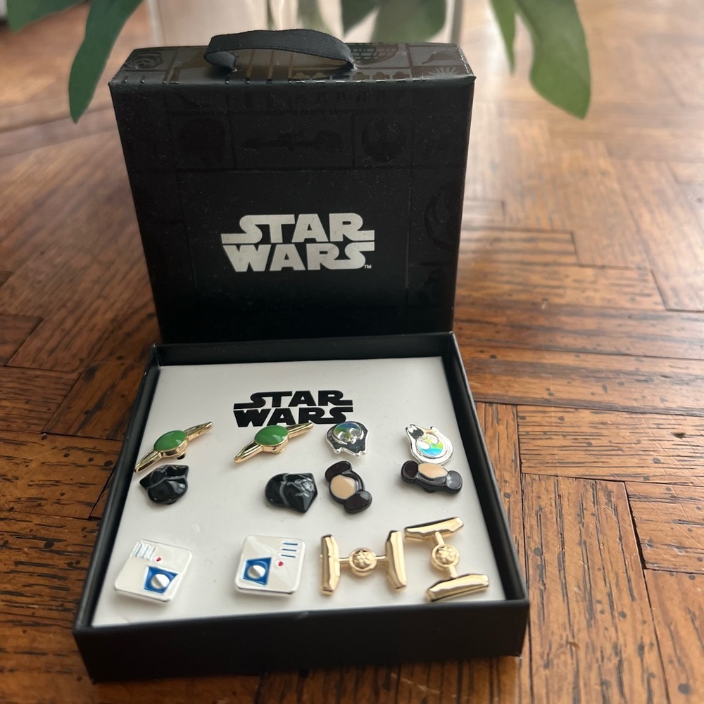 Star Wars Disney Parks 6 pair of Earrings set